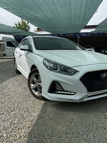 сонату: Автомобиль Hyundai Sonata белого цвета с выразительным дизайном