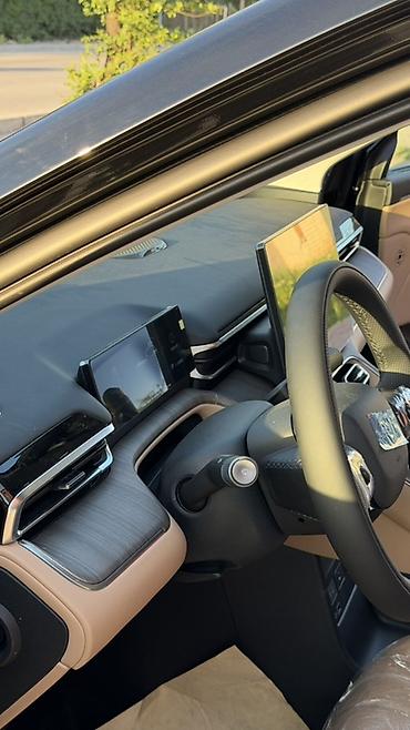 GAC: Черный кроссовер/внедорожник с просторным салоном и бежевой кожаной — 6