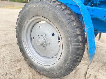 Тракторы МТЗ (Беларус): Трактор МТЗ 80 синего цвета с кабиной. Оборудован передними фарами и — 5