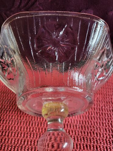 Ostalo posuđe: Bombonijera italijanska presovano staklo 70,80te. god. Sve na na lalafo.rs — 10 Ostalo posuđe: Bombonijera italijanska presovano staklo 70,80te. god. Sve na — 10