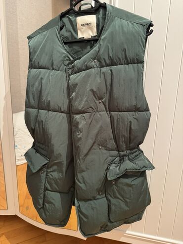 Жилеты, безрукавки: Marka: Pull&Bear Məhsul: Qalın, doldurmalı kişi/qadın jileti -