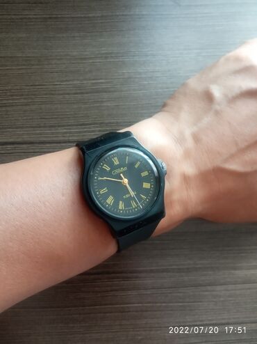 Продаю советские часы "Слава", кварцевые, состояние отличное. Цена