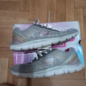 dečije minđuše: Skechers, Size - 37