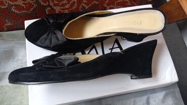 продаю женские туфли: Туфли 40, цвет - Черный