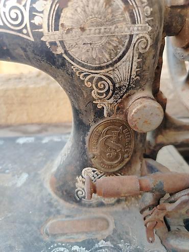 İncəsənət və kolleksiyalar: Antik mexaniki tikiş maşını – The Singer Manufacturing Co. (ornamentli — 3