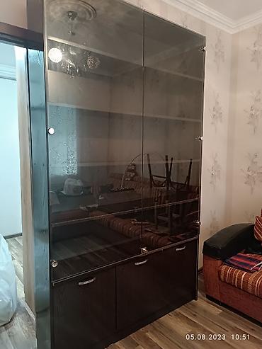Şüşəli dolab vitrini, İşlənmiş, Ünvandan götürmə