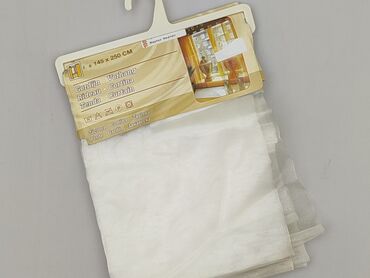 Biała zasłona wykonana w 100% z nylonu. Posiada wymiary około 145 x