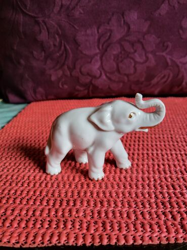 Ostali kućni dekor: Porcelanska nova,vintaz figura slonce. Porcelanska figura sa — 1