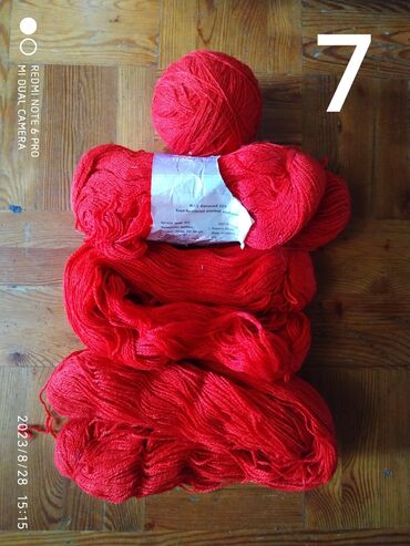 остатки швейной фурнитуры: Продаю пряжу полушерсть для вязания носков и т .п цена 700 сом /