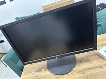 продаю жк монитор: Монитор, LG, Б/у, 24" - 25"