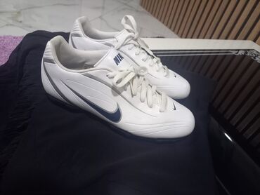 женские трикотажные спортивные костюмы: Nike brendinin ağ rəngli idman ayaqqabıları. Bu model ağ əsas rəngə
