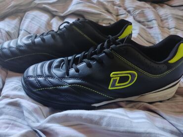 футбольный форма новый: Футбольные кроссовки "сороконожки"от компании Demix.Состояние новое не