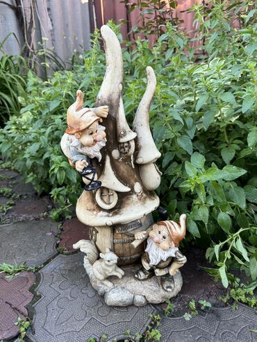 фарфоровая статуэтка: Продаю садовую фигурку замок с гномами