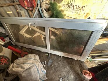 валик с узором: Пластиковое окно с двумя секциями, одна из которых оснащена поворотной
