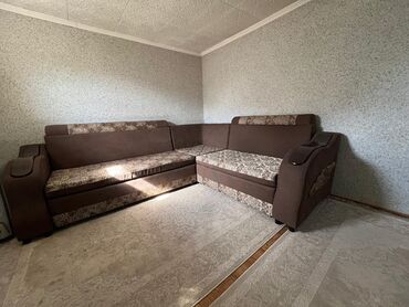 лак для декора: Угловой диван с обивкой из ткани коричневого цвета, дополненный