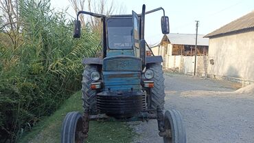 Mavi rəngli kənd təsərrüfatı traktoru təqdim olunur. Bu traktor