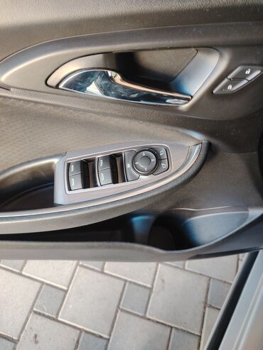 Chevrolet: Chevrolet Malibu – gümüş rəngli sedan Xüsusiyyətlər: - Geniş və rahat — 14