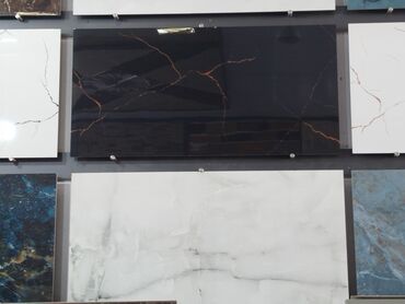 sendivic panel: Böyük ölçülü keramika/plastik məmulat vitrinində mərmər effektli divar