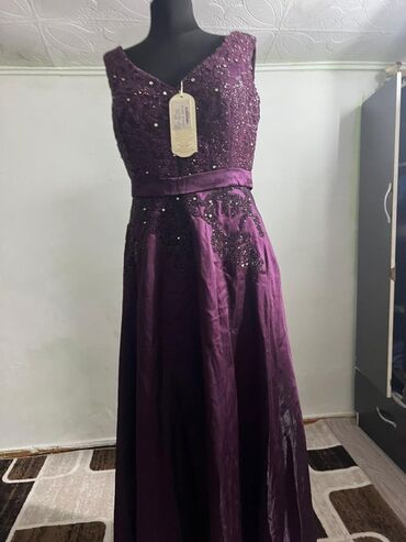 Вечерние платья: Вечерние платья, длинные, на подкладке. 1) Голубое: - Силуэт — 7