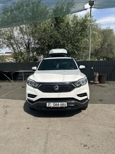 продам машину с последующим выкупом: Белый внедорожник SsangYong Rexton с вместительным багажным боксом на