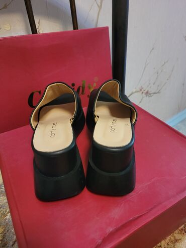 обувь лоферы: Недорого продаю кожаные женские босоножки. Размер 37. Турция