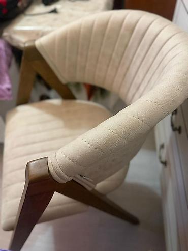 loft masa: Yumşaq oturacaqlı və yarımdairəvi bel hissəli müasir kreslo/stul — 1