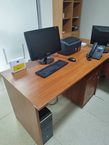 офисные столы: Комплект стол и стулья