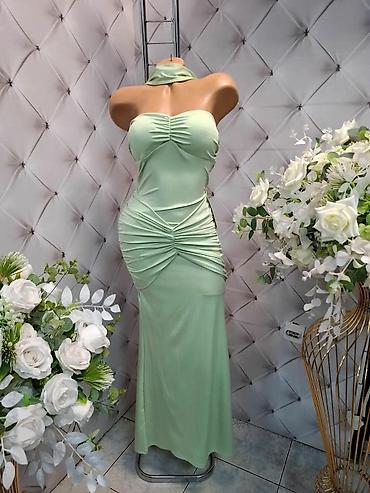bordo svecane haljine: Elegantna duga haljina bez bretela sa nabranim detaljima - Model — 5
