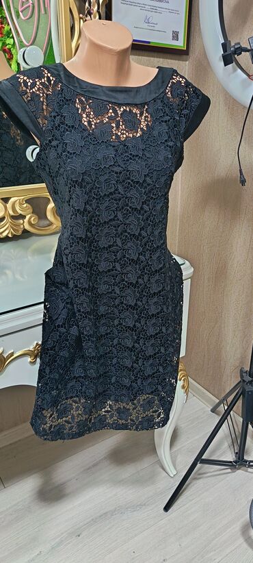 Ziyafət donları: Qırmızı don - Rəng: parlaq qırmızı - Dizayn: dördkünc dekolte, ön — 10