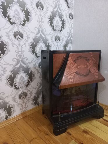 Tikiş maşınları: Bu, qəhvəyi və qara rənglərdə olan, dayaq üzərində yerləşən şöminədir