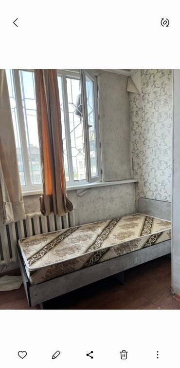 кровать 1 спалка: Односпальная кровать с матрасом, выполненная в сером цвете. Каркас