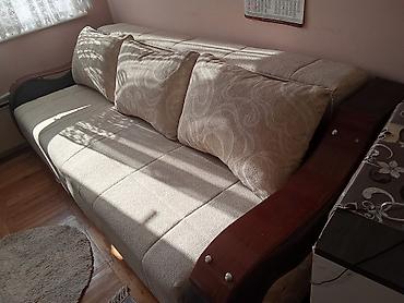 Sofe i kaučevi: Trosed/sofa sa elegantnim talasastim naslonima i bočnim naslonima od — 12