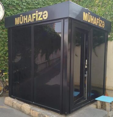 Butkalar, köşklar: Qara rəngdə, şüşə panelləri olan mühafizə köşkü. Köşkdə qapı və