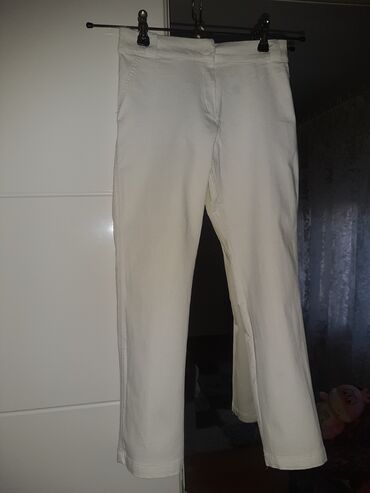 26 oglasa | lalafo.rs: Bele farmerke/pantalone za devojčice. Vel.14, mada vise odgovara