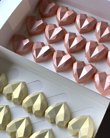 Yeni il oyuncaqları və bəzəkləri: Həndəsi ürək formalı, zərif detallarla bəzədilmiş, dekorativ qutularda -da lalafo.az — 20 Yeni il oyuncaqları və bəzəkləri: Həndəsi ürək formalı, zərif detallarla bəzədilmiş, dekorativ qutularda — 20