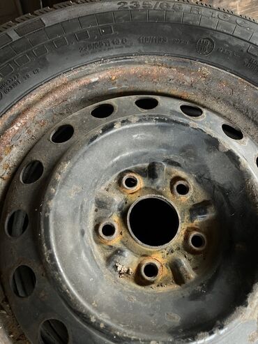 шина сешка: Зимняя шина 235/65R16C в сборе со стальным диском. Шина имеет