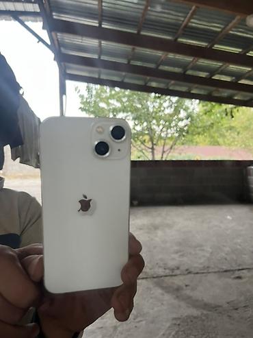 IPhone в белом цвете. Компактный смартфон Apple с двойной основной