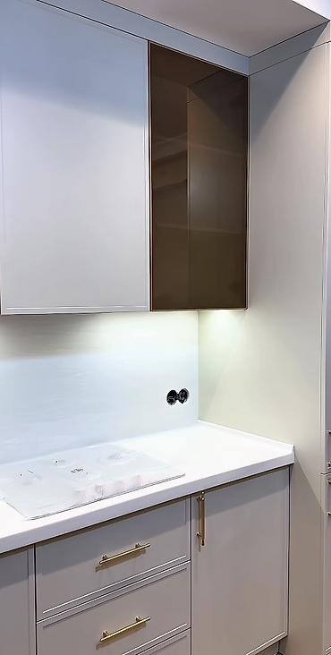 silver kitchen: Кухонный гарнитур с встройкой и столешницей из искусственного камня — 5