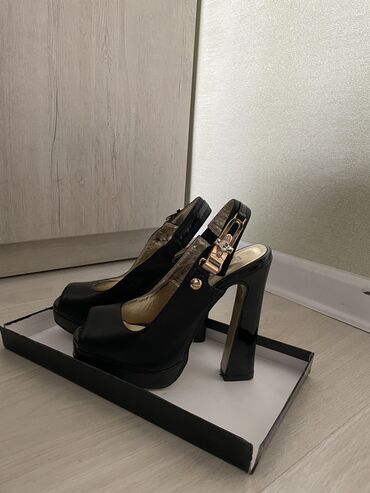 Женская обувь: Босоножки 36 размер(не носили)
500 сомов (цена договорная)