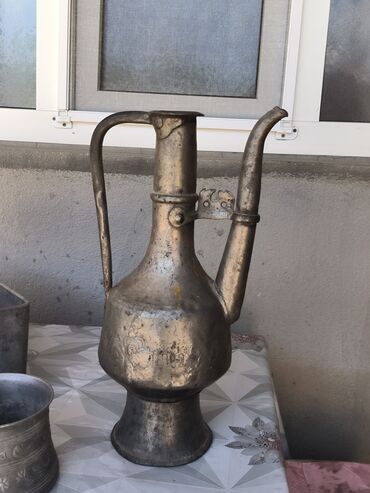 antik eşya: Qədimi əşyalara restoranlara antika kimi qoyulmaq üçün dekor üçün