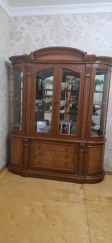 Taxta vitrindən ibarət klassik bufet - Material: təbii taxta üzərində