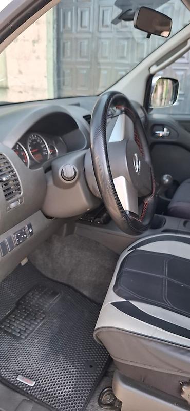nissan president: Nissan Navara LE pikap - Kuzov: ağ rəng, öndə xrom radiator — 10