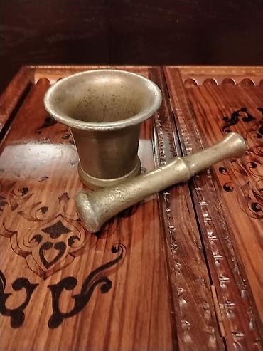Qab-qacaq və mətbəx ləvazimatları: Misin və ya bürüncdən hazırlanmış əl dəsti – həvəng dəstə. Çəkisi — 4