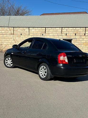 Hyundai: Hyundai Accent sedan – qara rəng Xüsusiyyətlər: - Kuzov: 4 qapılı — 4
