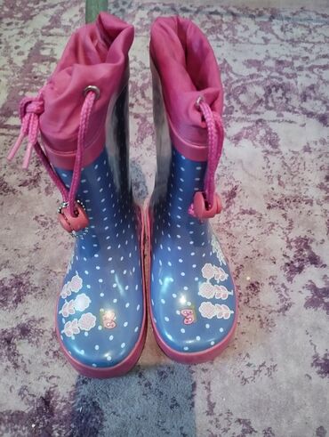 резиновая обувь: Продаю детские резиновые сапоги фирмы Котофей размер 24