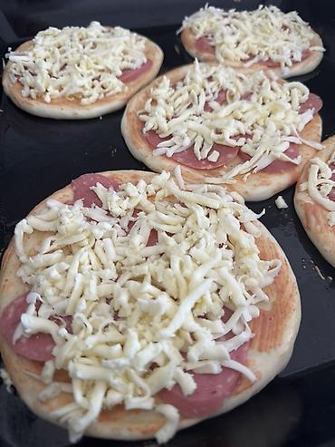 Готовые блюда, кулинария: Мини-пиццы с колбасой и сыром - Формат: небольшие круглые порции — 4