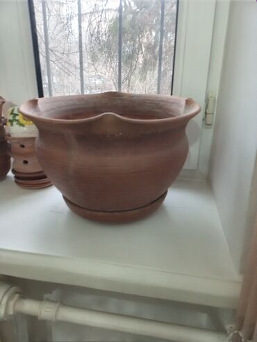 глиняный горшок: Глиняный горшок для цветов .
примерно 8-10 литров