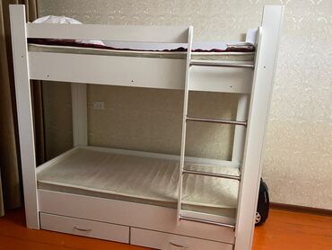 2 этажные кровати: Белая двухъярусная кровать с лестницей. Кровать оснащена двумя
