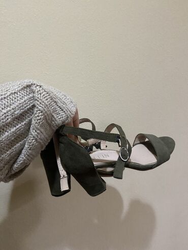 женские силиконовые босоножки: Zeytun-yaşıl rəngdə qadın sandaletləri - Material: zərif süet