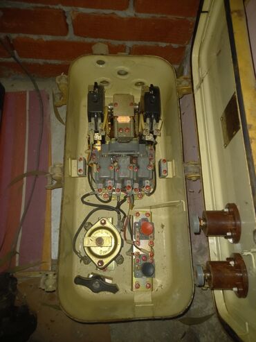 Lampalar: Bu elektrik avadanlığı metal korpusda yerləşən, elektrik dövrələrini